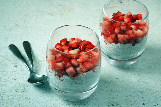 Overnight Oats with Chia Seeds & Strawberries